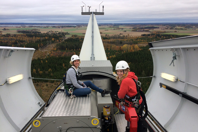 Emma Vidarsson och traineekollegan Christina König på besök i ett av Siemens vindkraftsverk. Modellen heter SWT-2.3-101 VS – Siemens Wind Turbine, 2,3 megawatt med en rotordiameter på 101 meter och Variable Speed (hastigheten på rotorn styrs med hjälp av vinkeln på bladen). Foto: Siemens.