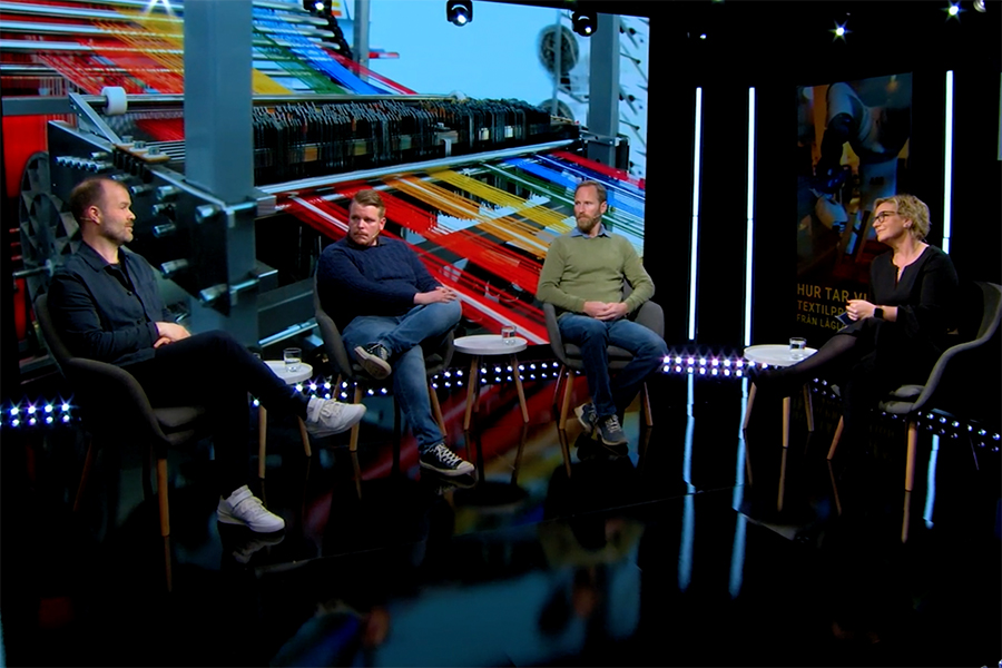 Jonas Larsson, Andreas Haga, Fredrik Ekstrand och Catarina Berglund sitter i fåtöljer i en TV-studio.